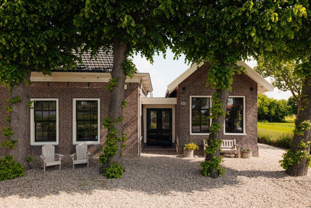 De voorzijde van de woonboerderij aan de Amstel.