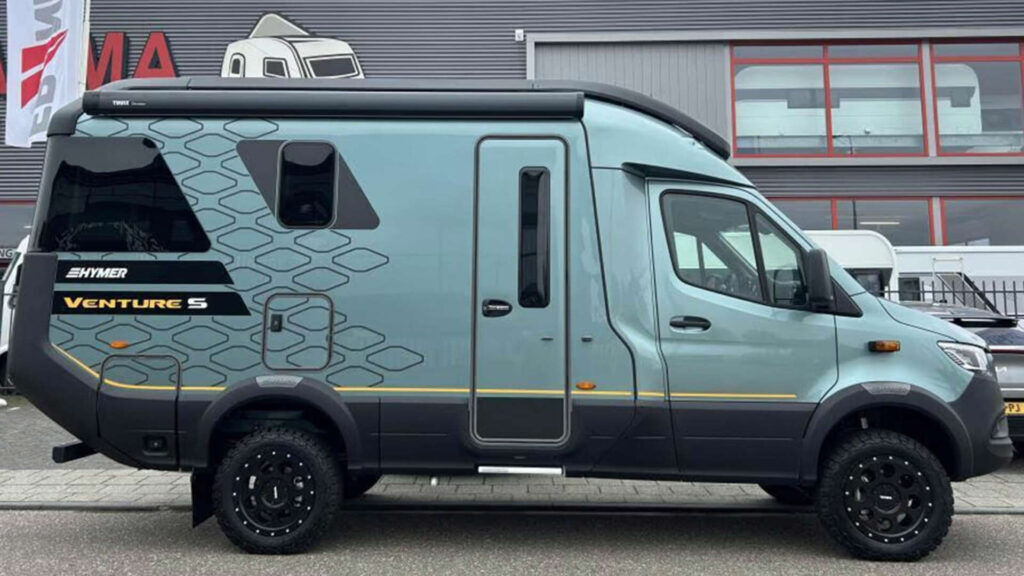 De zijkant van de duurste camperbus op Marktplaats.
