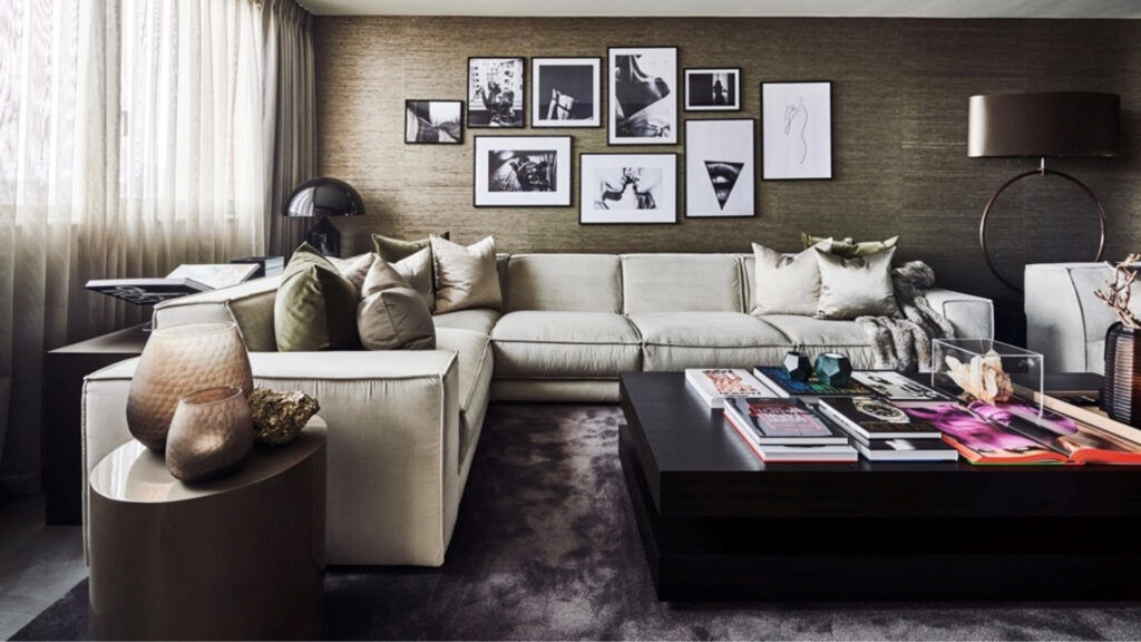 De living van het appartement van Eric Kuster.