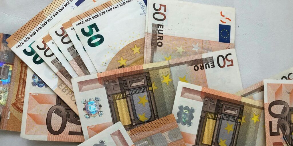 Huishoudens met ‘een middeninkomen’ houden meer geld over: gemiddeld besteedbaar inkomen met € 45.000 gestegen