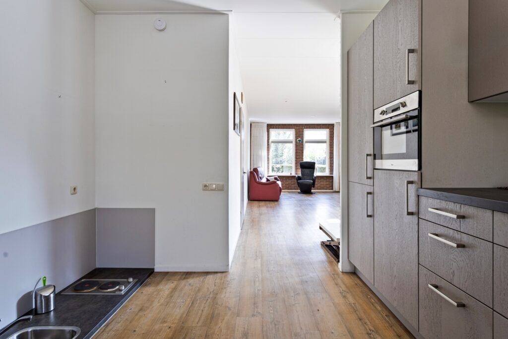 Zicht van de keuken naar de woonkamer toe