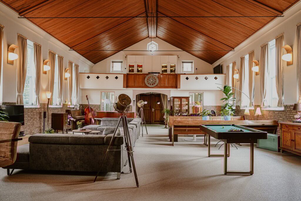 De woonkamer van de voormalige kerk.