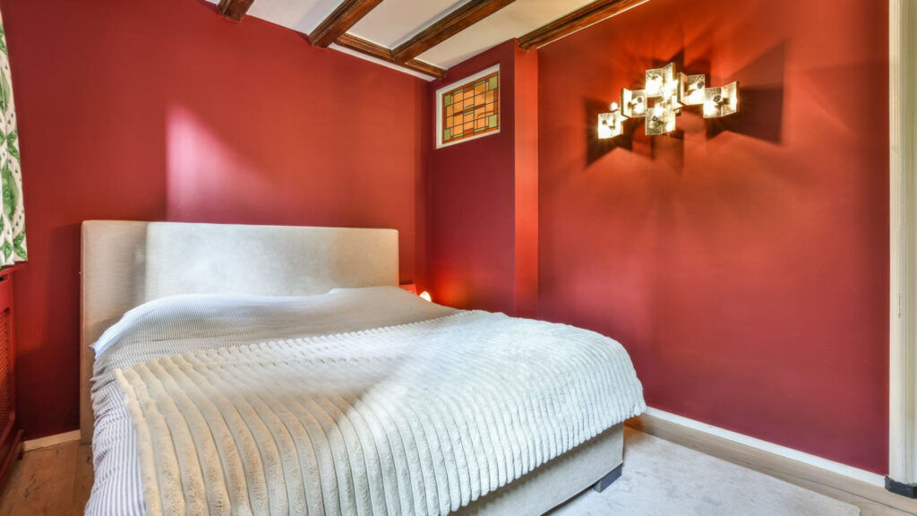 Slaapkamer met felgekleurde muren