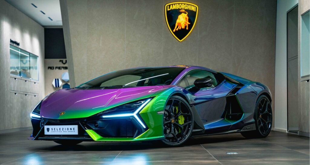 De voorzijde van de multicolor Lamborghini Revuelto.