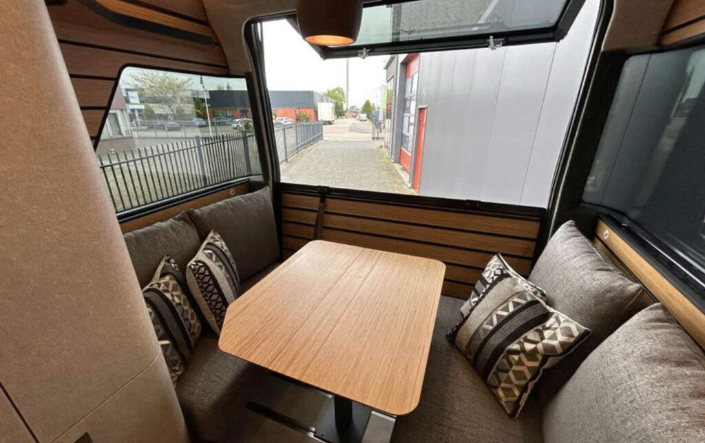 De woonkamer van de duurste camperbus op Marktplaats.