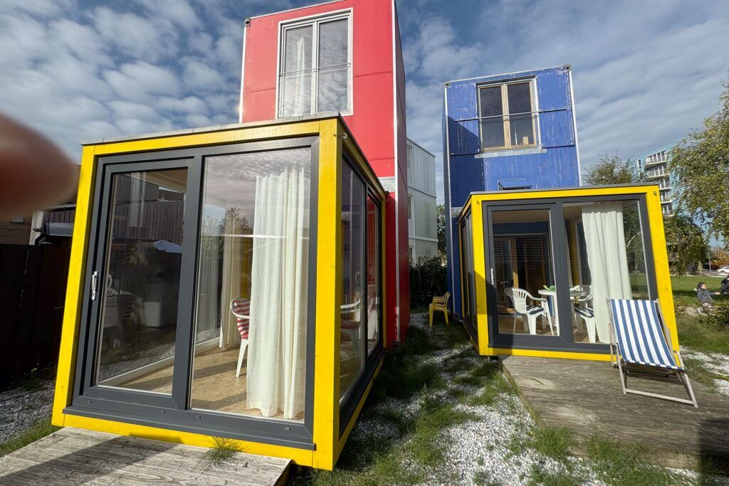 De kleurrijke Tiny Houses in Almere.