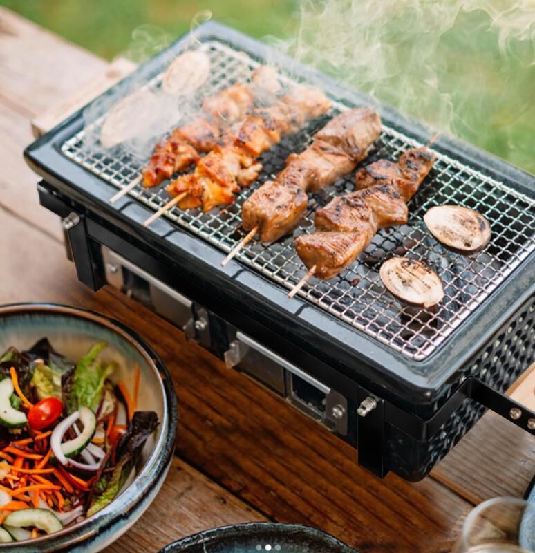 de action tafelbarbecue met allemaal lekkere satestokjes erop