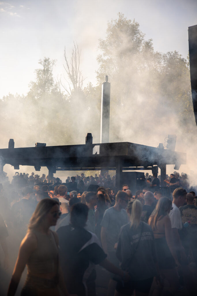 Feestende menigte op Upclose