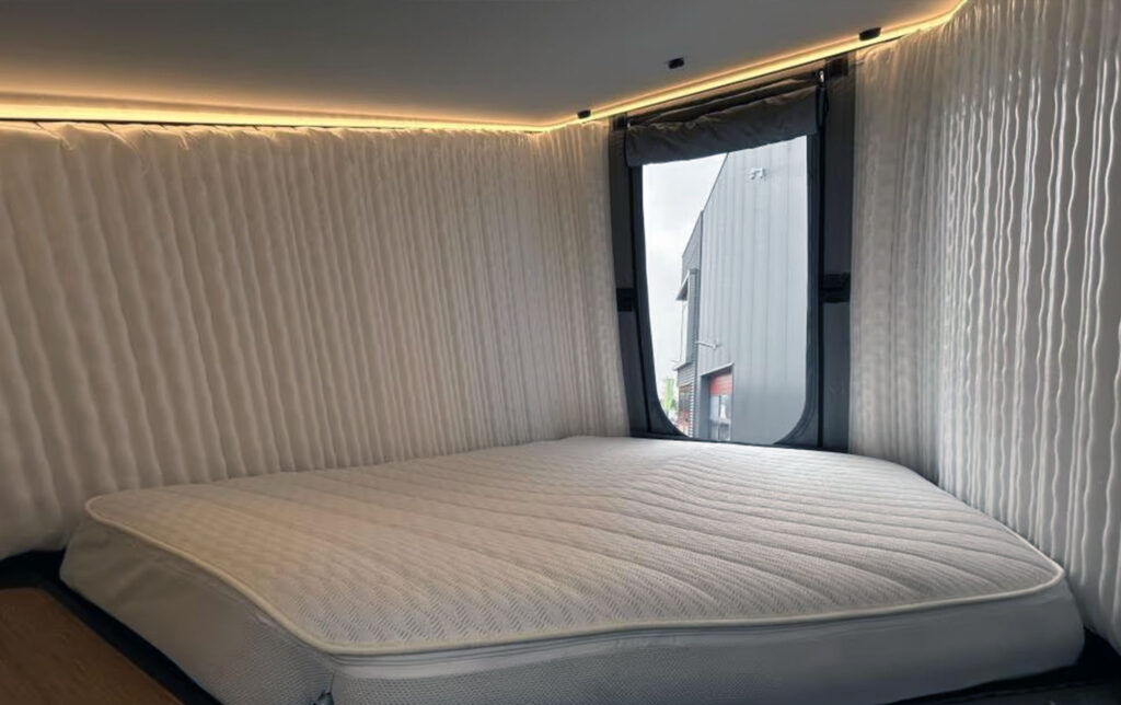 Matras in een luxe camper die op Marktplaats te koop staat