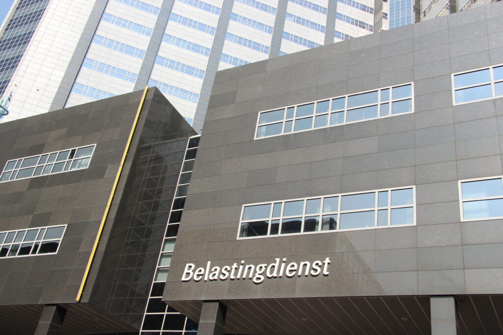 Voorkant gebouw Belastingsdienst in Amsterdam