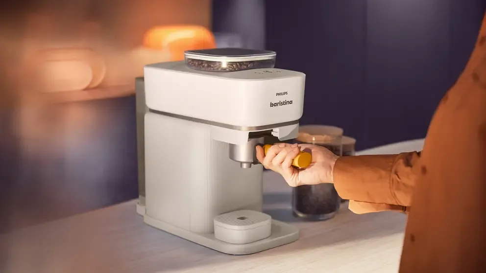 Iemand die koffie zet met de Philips Baristina