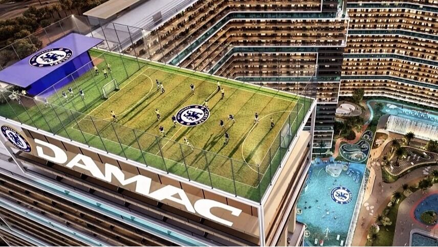 Het voetbalveld op het dak van een van de torens van Chelsea Residences