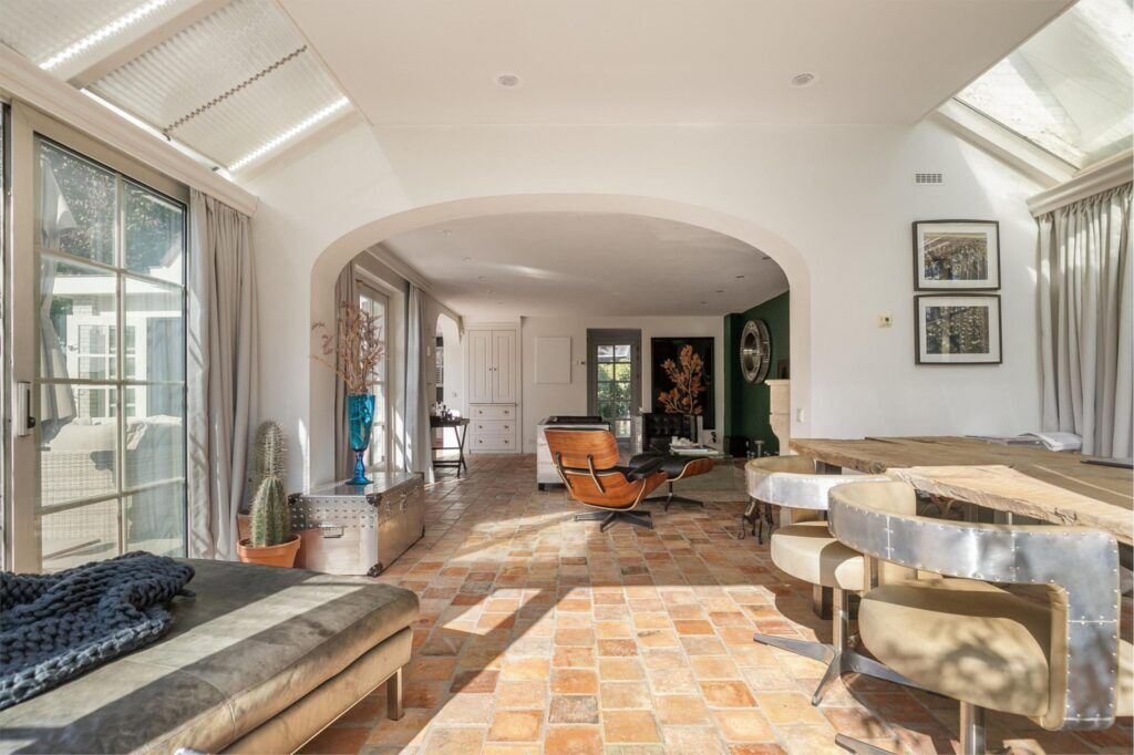 De woonkamer van de voormalige villa van Katja Schuurman