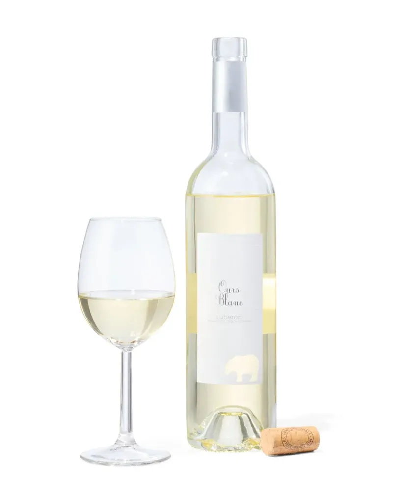 Een glas gevuld met de wijn Our Blancs Luberon 2024, te koop bij de HEMA