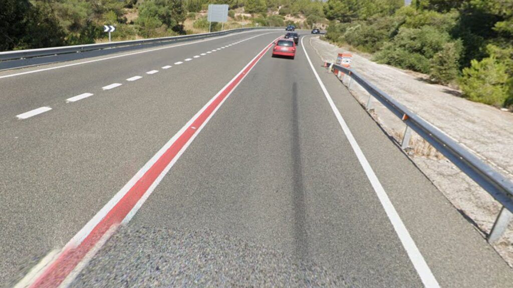 Rode streep op snelweg in Spanje, zelfde als die in Frankrijk