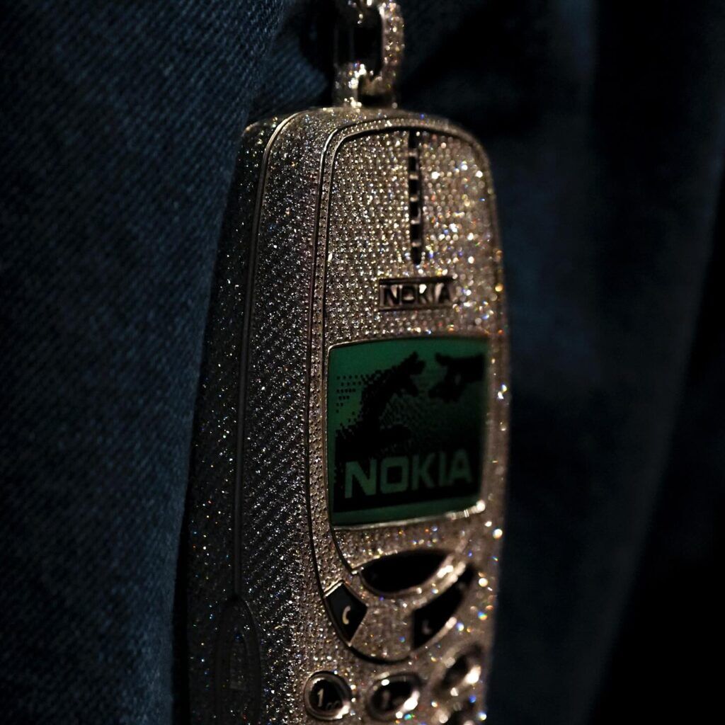 De Nokia met diamanten van Drake
