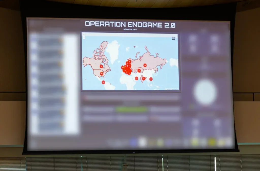 Operation Endgame uitgelicht op beamerscherm tijdens grootschalige actie tegen cybercriminaliteit