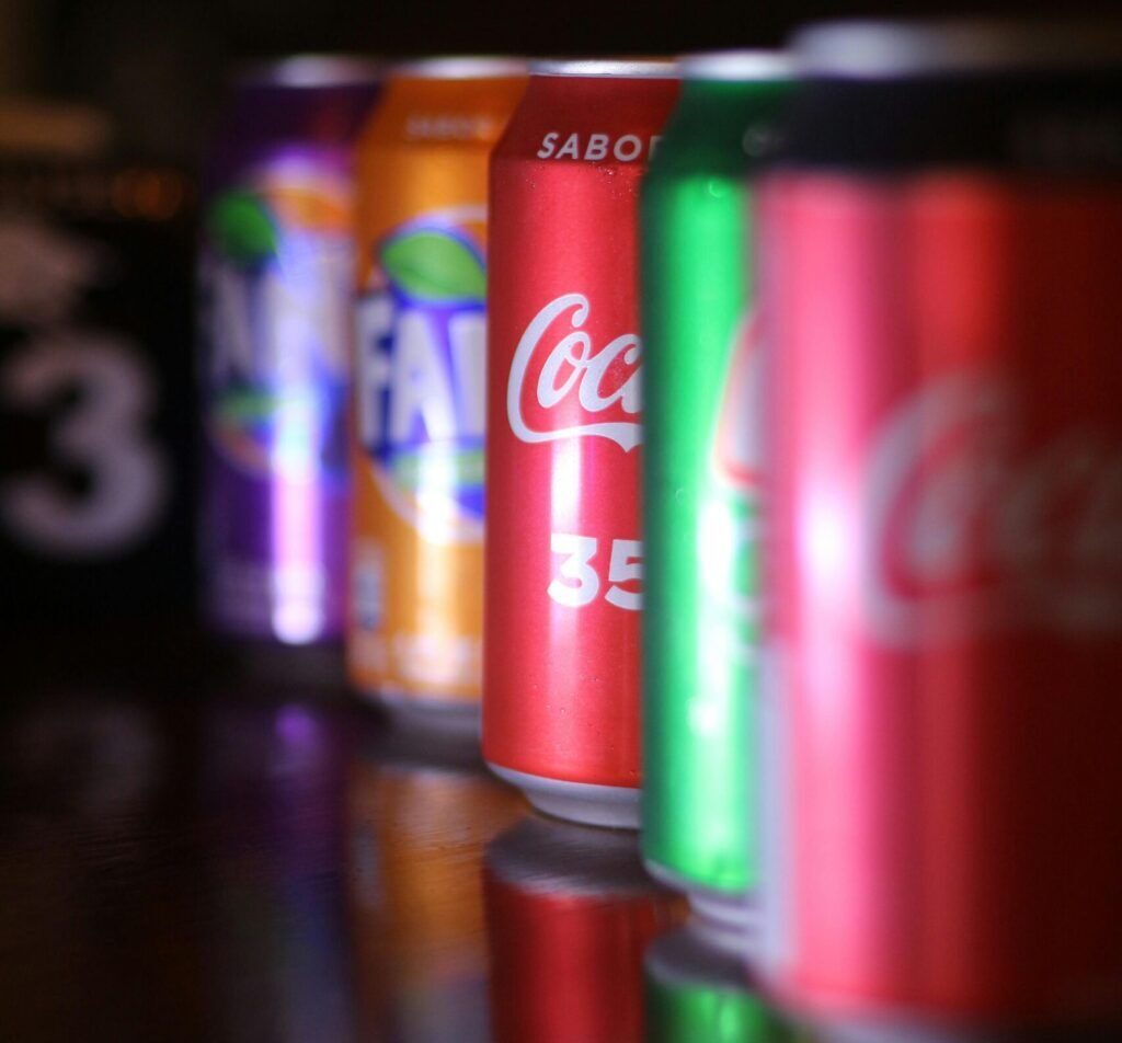 een hele hoop blikjes frisdrank naast elkaar