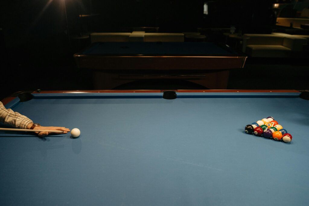 een man aan het poolen op een pooltafel (perfect voor in je mancave)