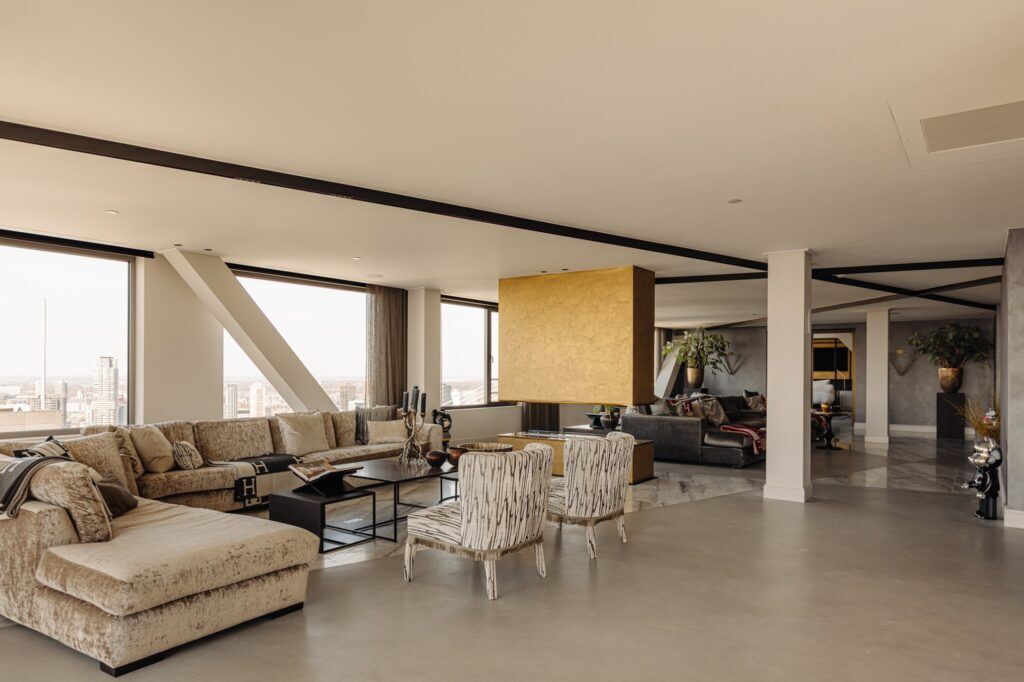 Woonkamer van een luxe penthouse in Rotterdam