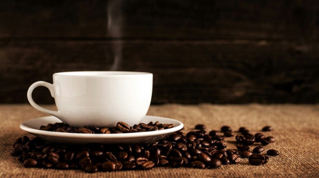 Onderzoek toont aan: hoeveel geld geven we gemiddeld uit aan koffie?