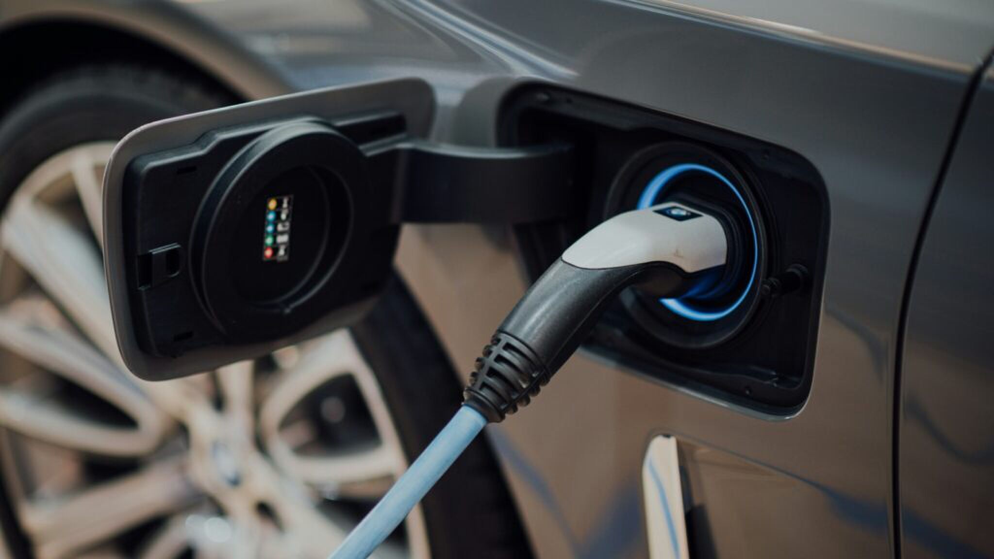 Een elektrische auto die aan de oplader staat omdat de accu leeg is.