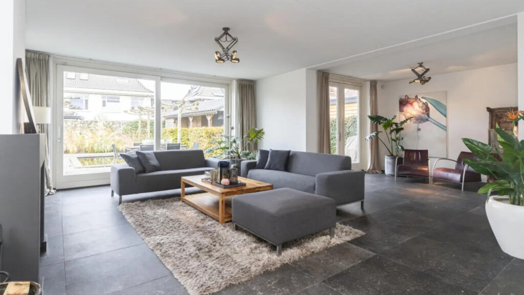 De woonkamer in de villa van Sem Steijn.