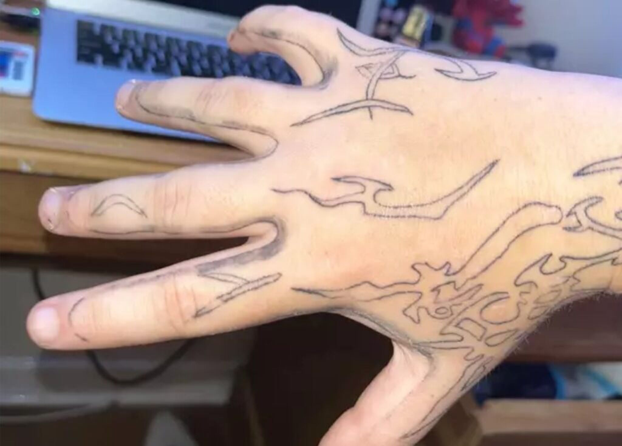De lelijke tattoo van de Britse tiener.