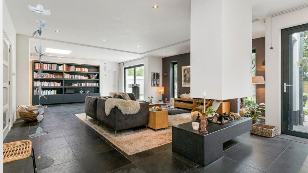 De woonkamer van de villa van Jochem van Gelder.