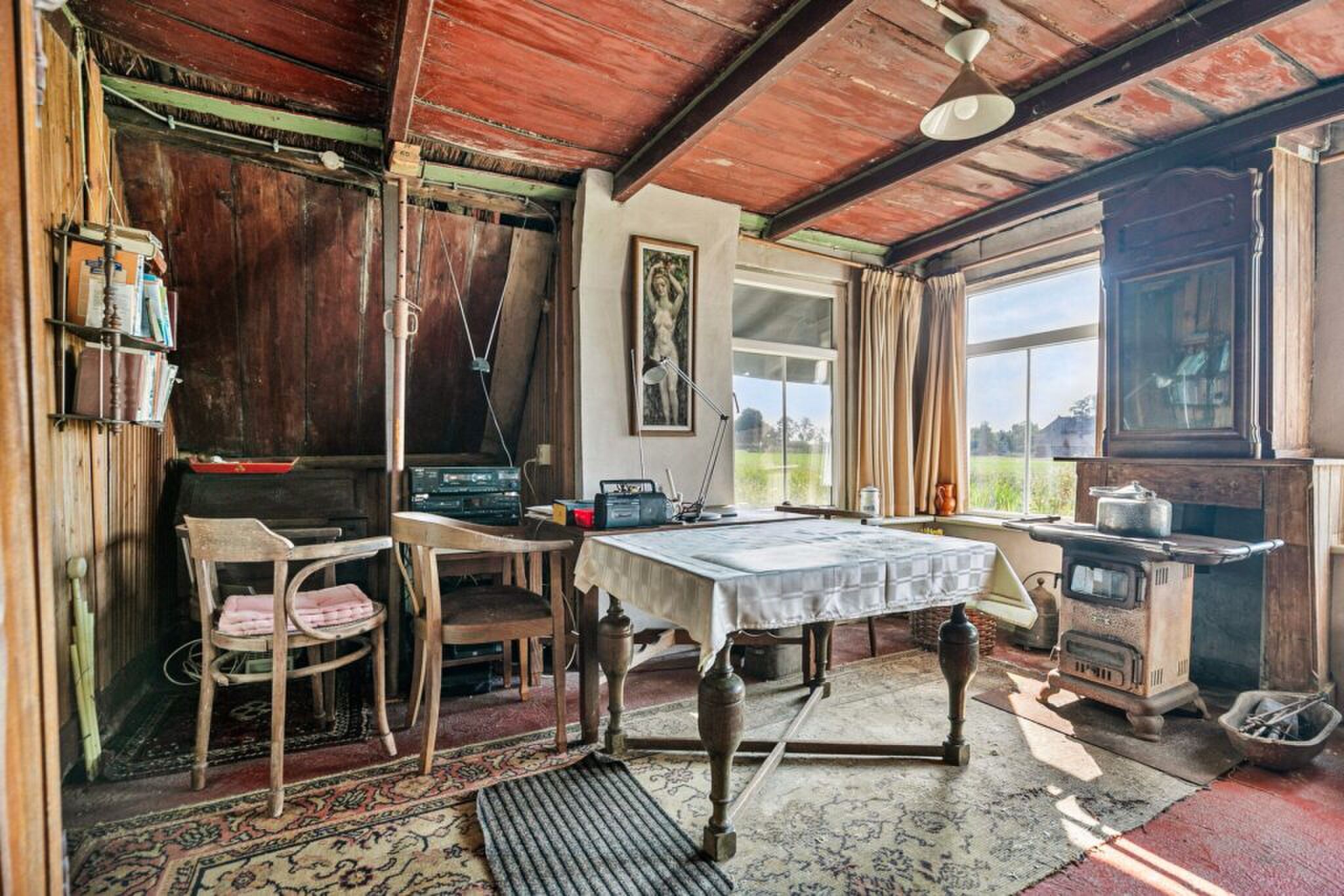 De woonkamer van het turfgravershuisje dat te koop wordt aangeboden.