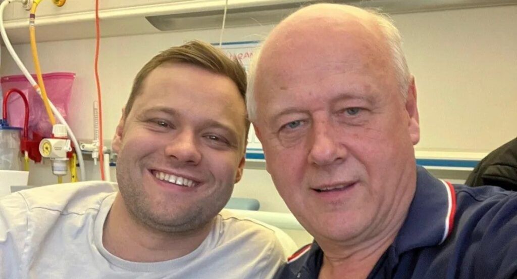 Hartverwarmend verhaal: vader doneert zijn zoon een nier en redt zijn bruiloft: “Dit heeft ons sterker gemaakt”