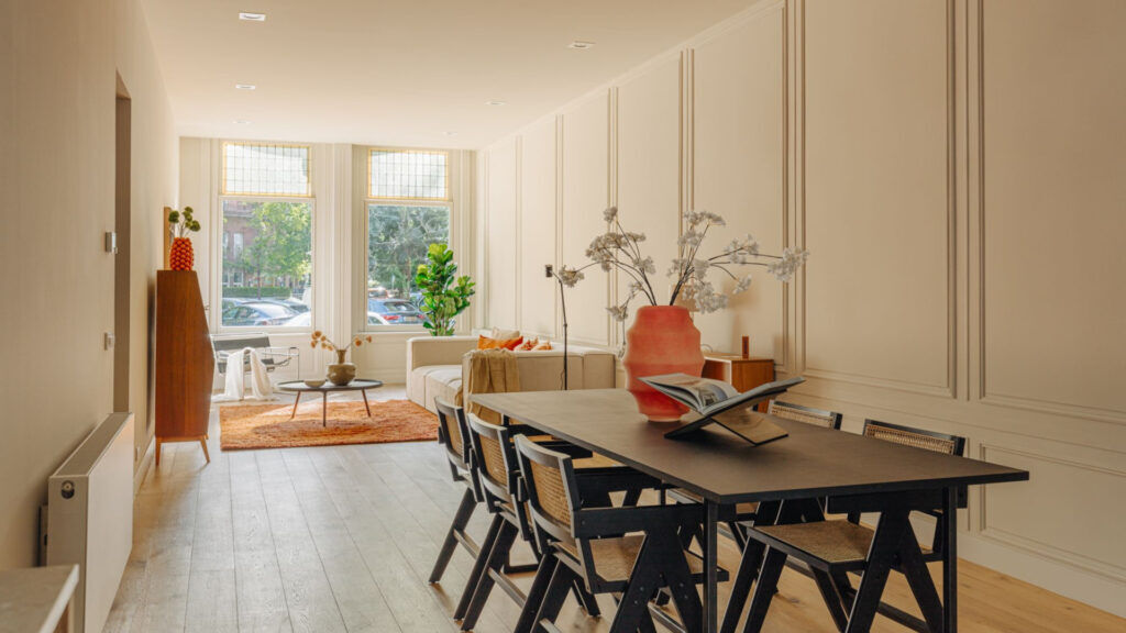 De woon- en eetkamer van de woning van Frank Rijkaard.