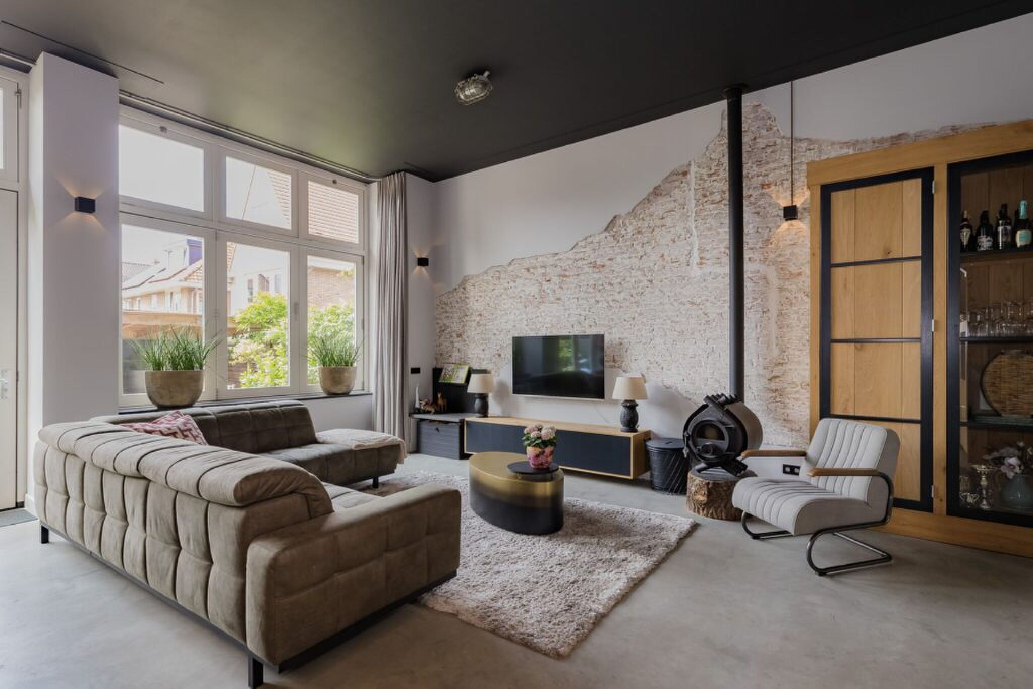 De woonkamer van de rietgedekte villa.