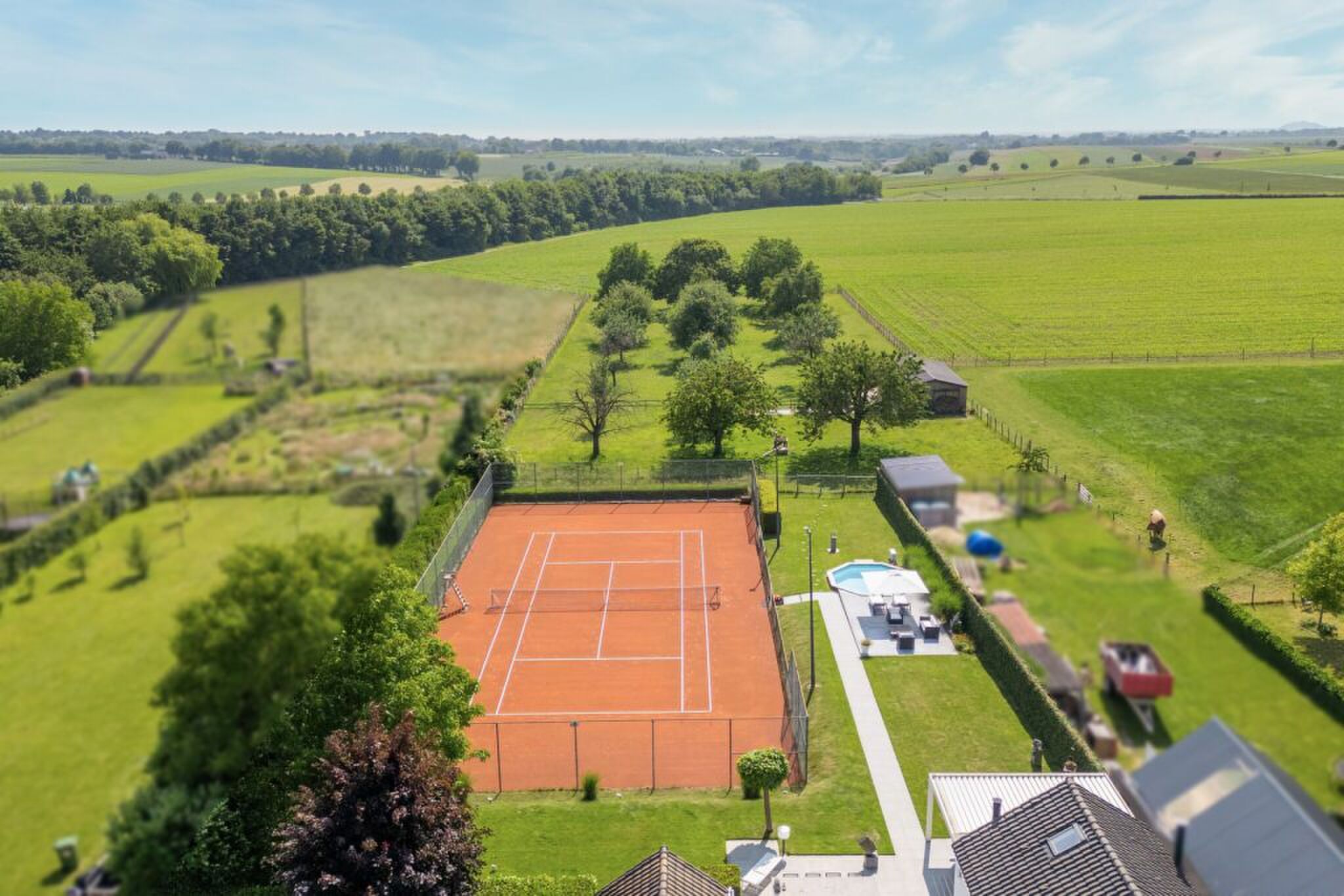 De tennisbaan die bij de villa in Valkenburg hoort.