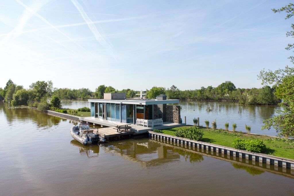 Luxe huis op privé-eiland in de Loosdrechtse Plassen te koop op Funda: “Je eigen stukje paradijs”