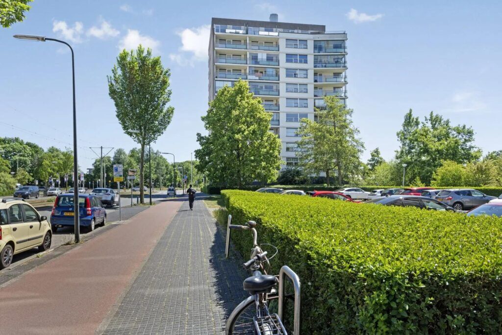 Buitenaanzicht van een appartementencomplex in Den Haag