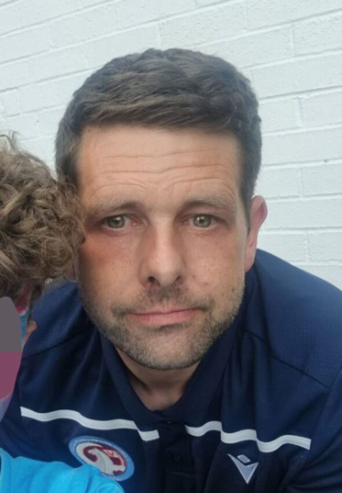 de voetbalcoach in kwestie