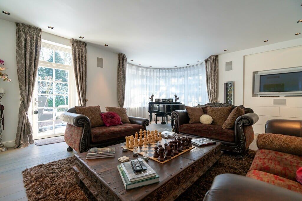 De woonkamer van de voormalige villa van Hans en Connie Breukhoven in Wassenaar