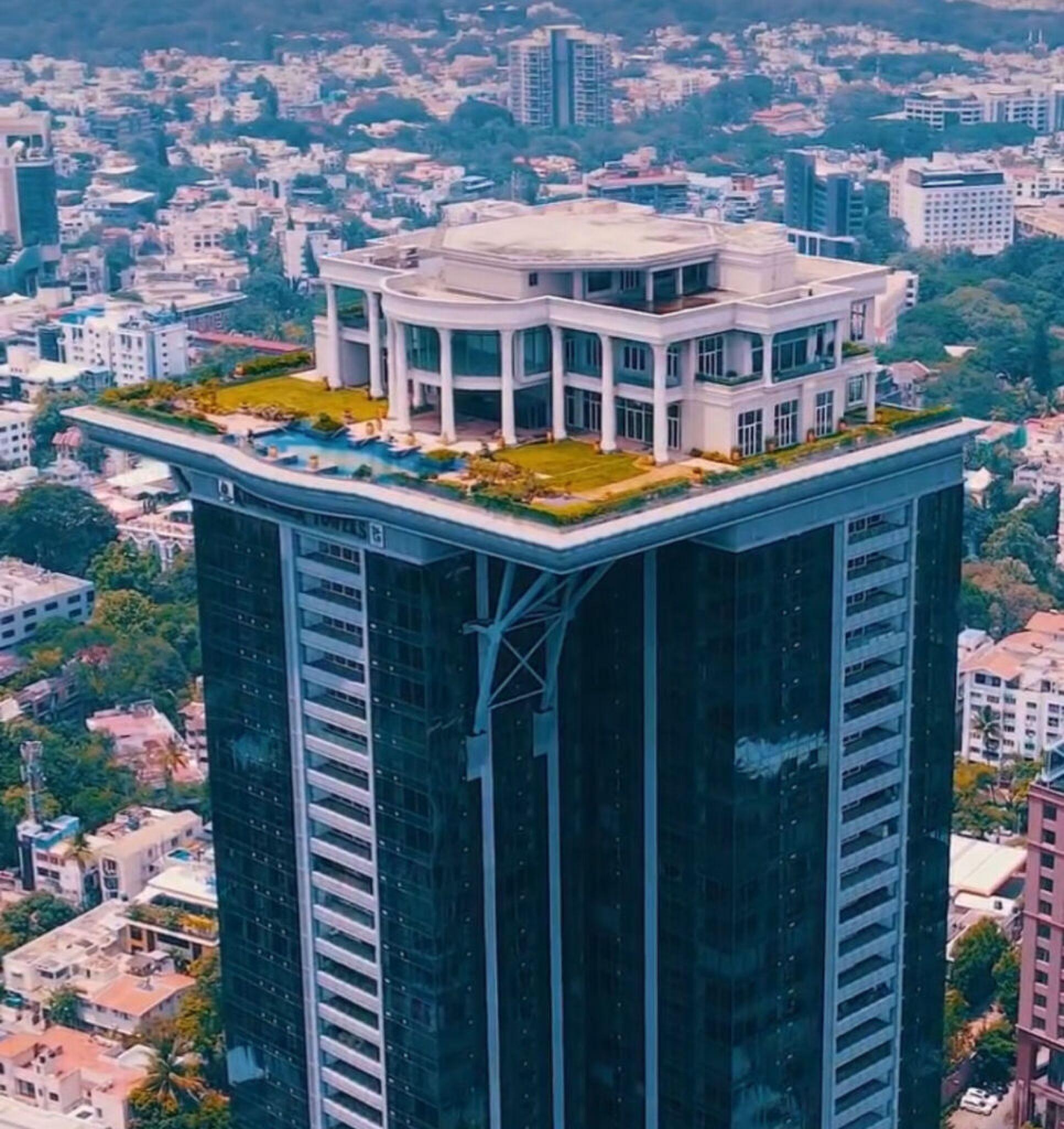 de bizarre sky mansion, die onbewoond is