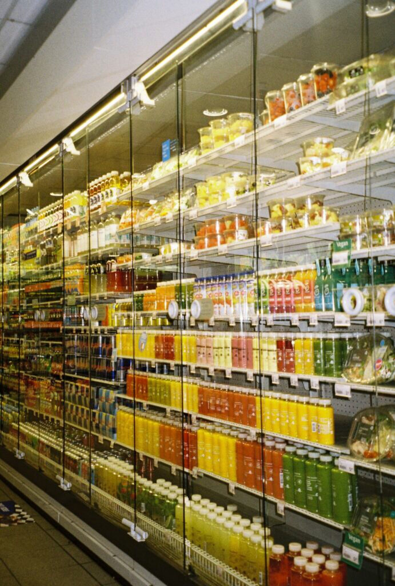 Schappen in een Nederlandse supermarkt