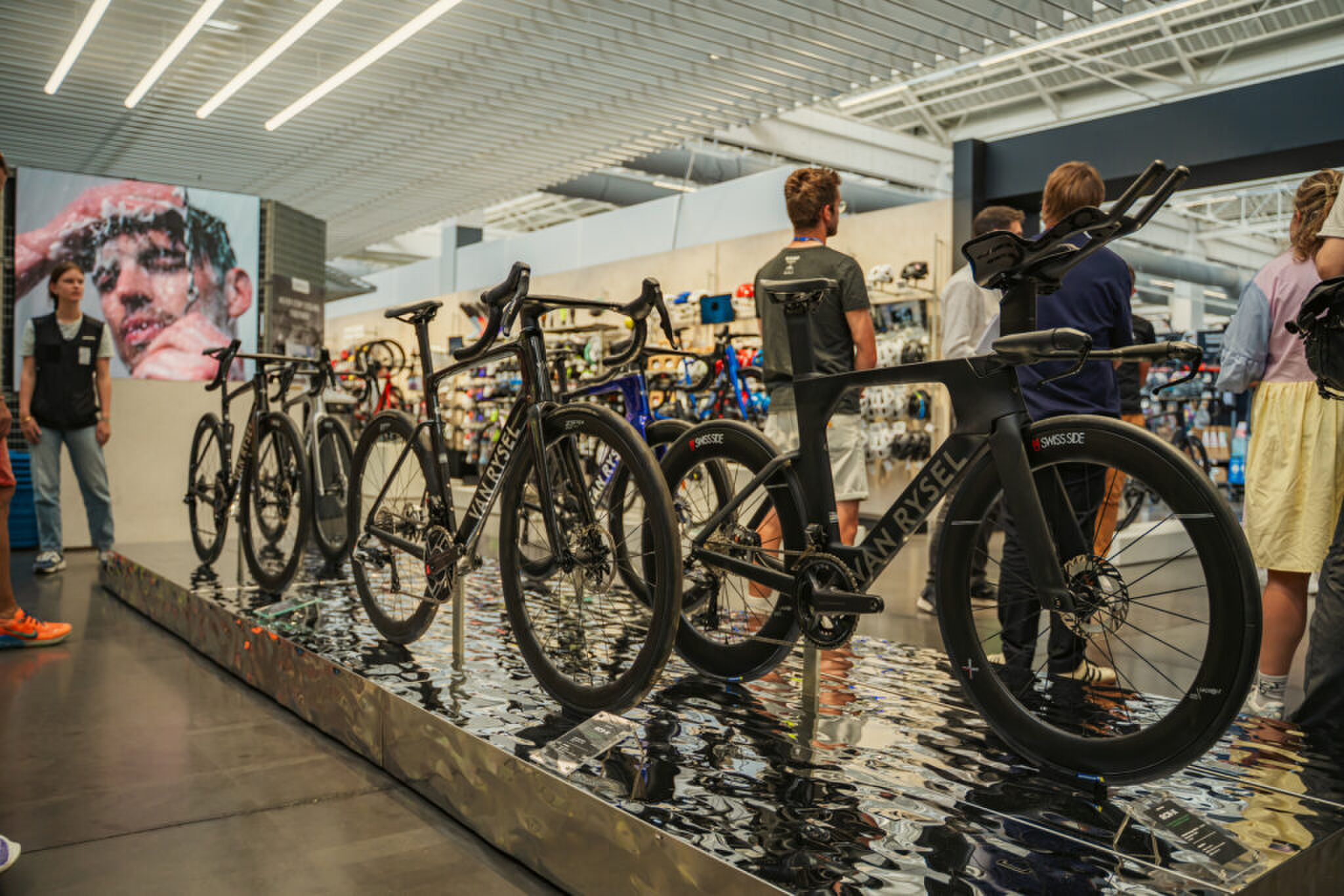 Enkele Van Rysel-fietsen staan opgesteld