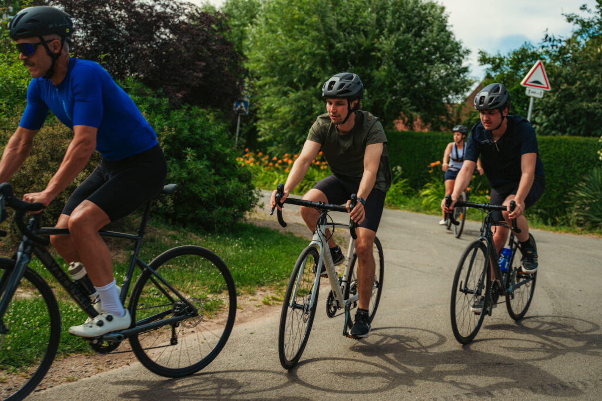 Drie man rijden op van Rysel-fietsen door het Noord-Franse landschap