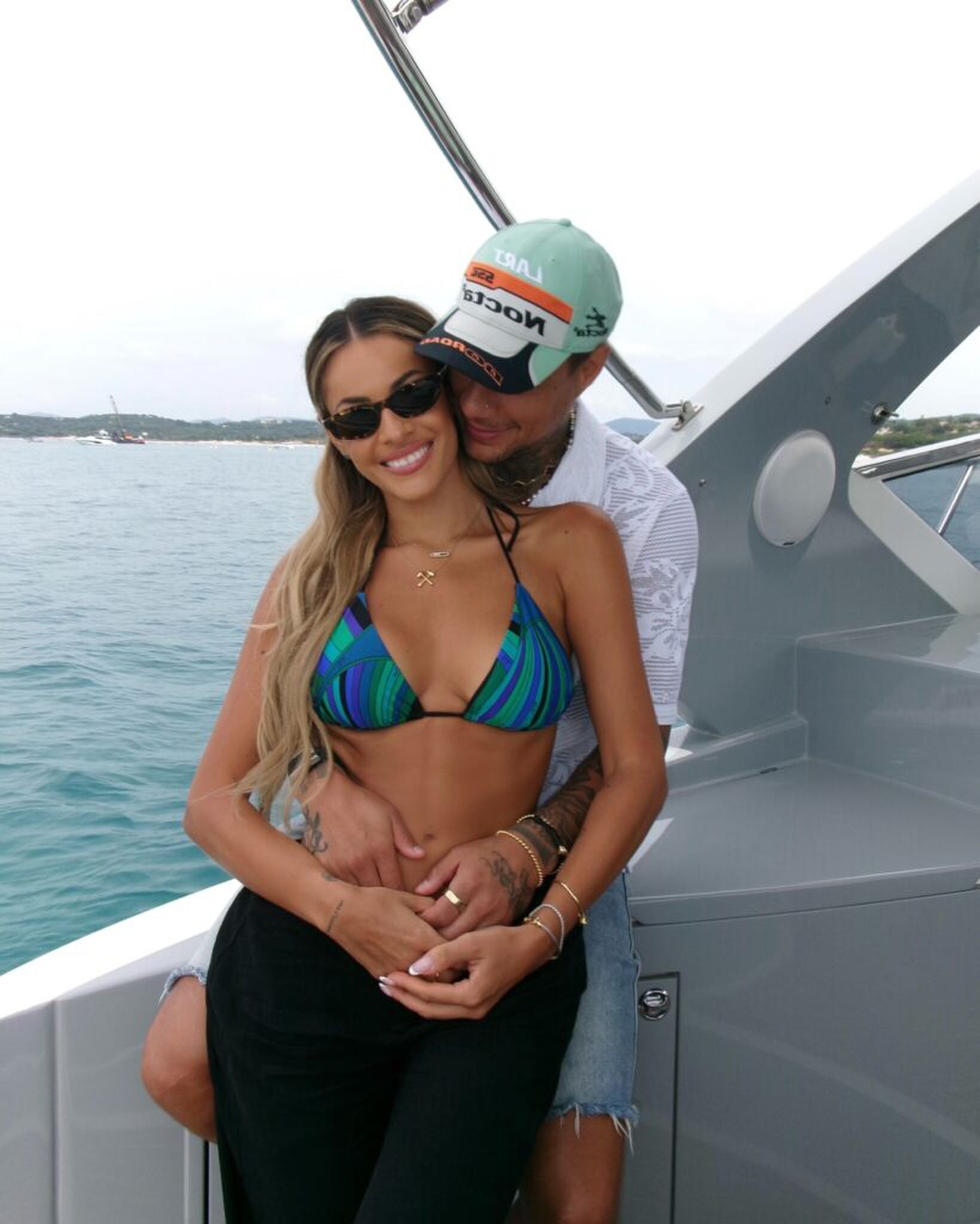 Gregory van der Wiel op een jacht in St. Tropez met zijn nieuwe vriendin Mathilda