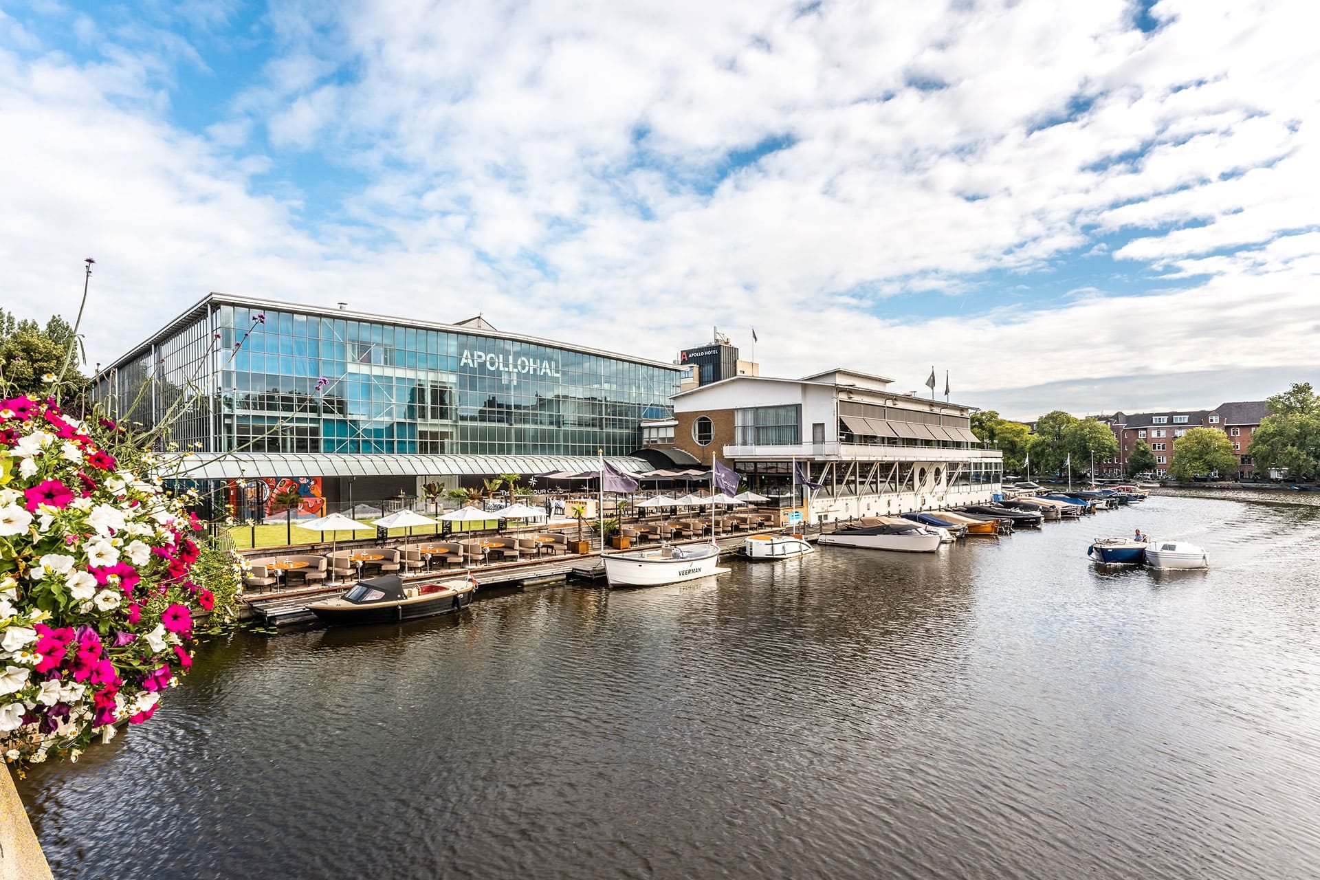 het zonnige terras van the harbour club amsterdam zuid