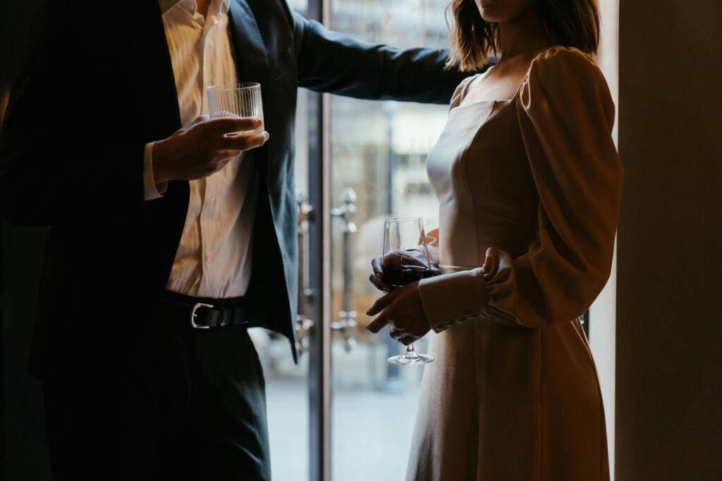 Man en vrouw die een affaire illustreren.