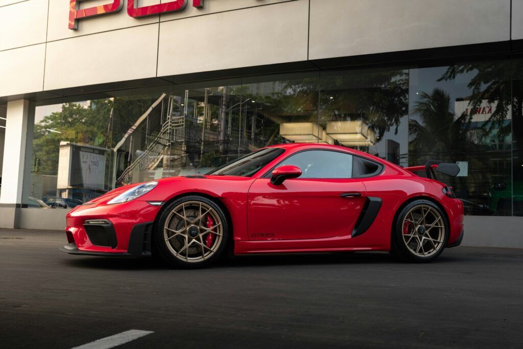 Een rode Porsche 718 Cayman