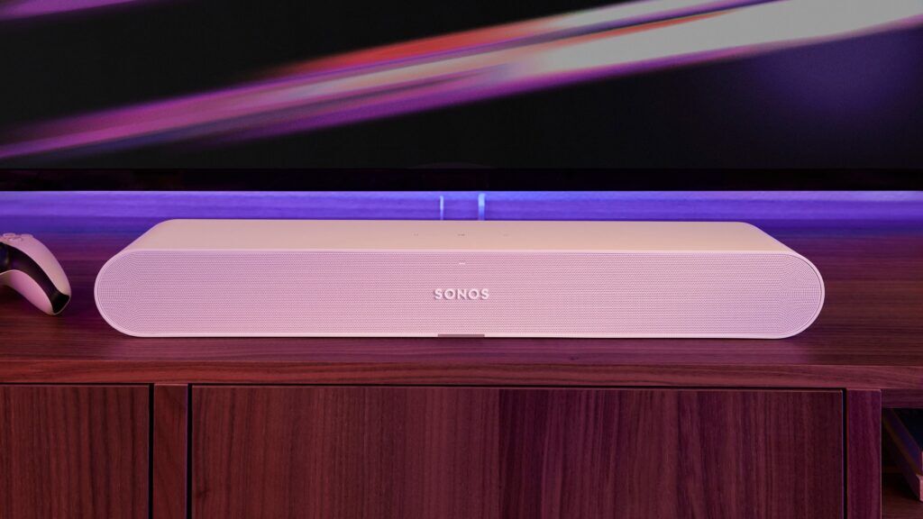 De Sonos Ray Soundbar op een tafeltje