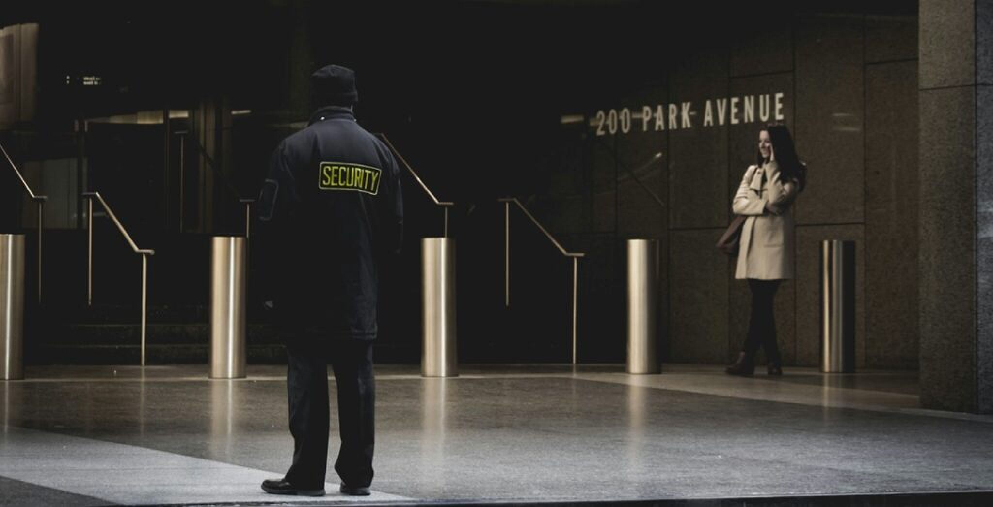 Een beveiliger en een passante. 