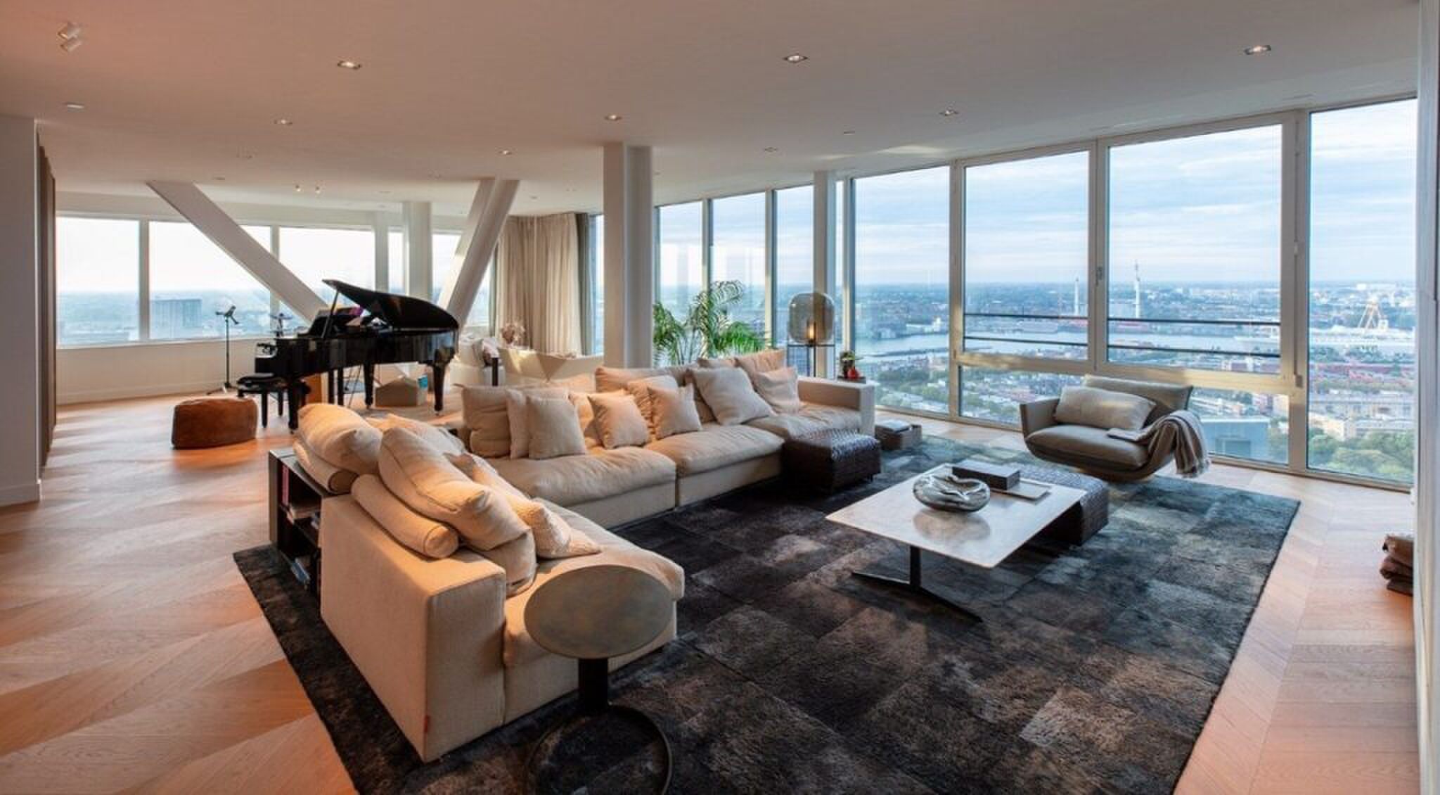 De living van de duurste woning van Rotterdam.