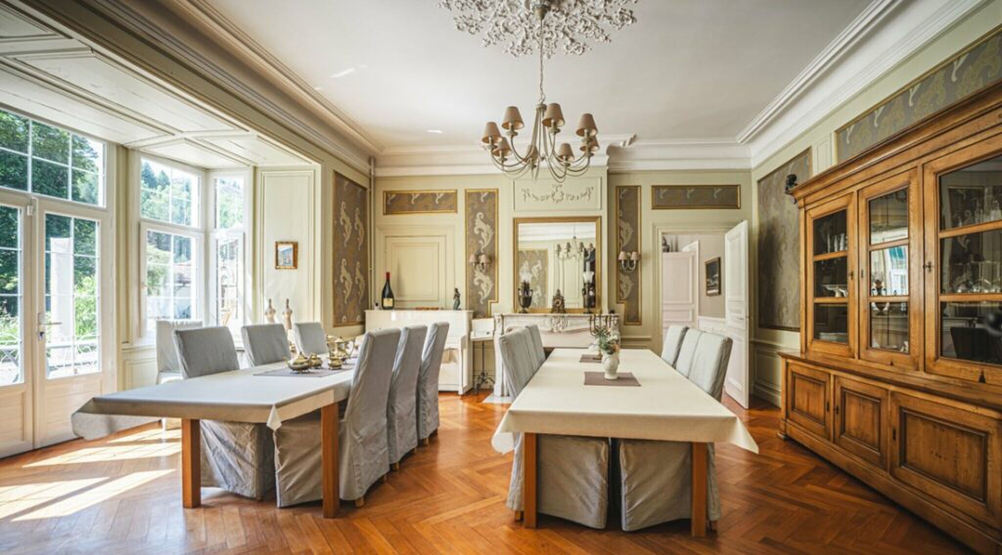 De eetruimte van het kasteel uit B&B Vol Liefde.